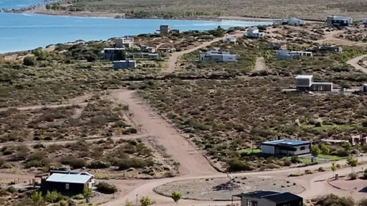 Vista del barrio Chocón Medio, a orillas del lago Ramos Mexía. Fuente (Facebook)