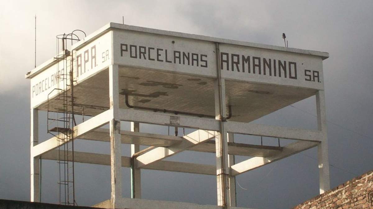 La empresa Fábrica Argentina de Porcelanas Armanino SA (FAPA), que representaba el 100% de la producción nacional
