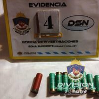 Demoraron a tres personas tras allanar siete lugares en Valentina Sur