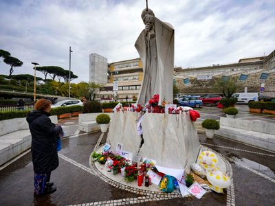 El Papa Francisco muestra una leve mejoría en su lucha contra la neumonía, informa el Vaticano