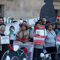 Familiares de desaparecidos exigen identificar 37 mil cuerpos depositados en forenses
