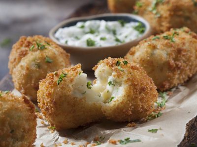 Bolitas de queso con 3 ingredientes: la mejor receta para un antojo delicioso y crujiente