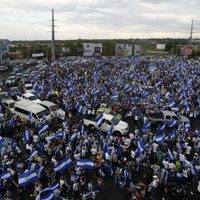 Con gritos de '¡asesino!” reciben a Daniel Ortega en el arranque del diálogo nacional