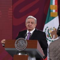 "Creo que me excedí” con el cálculo de los asistentes a la marcha por el INE, dice AMLO