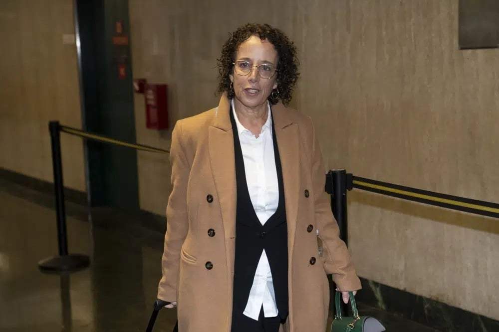 La abogada defensora del expresidente Donald Trump, Susan Necheles, llega a la corte criminal de Nueva York donde se juzga a la Organización Trump por fraude fiscal, 31 de octubre de 2022