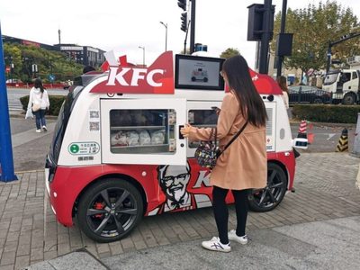 Una marca de fast food vende pollo frito en autos eléctricos y autónomos
