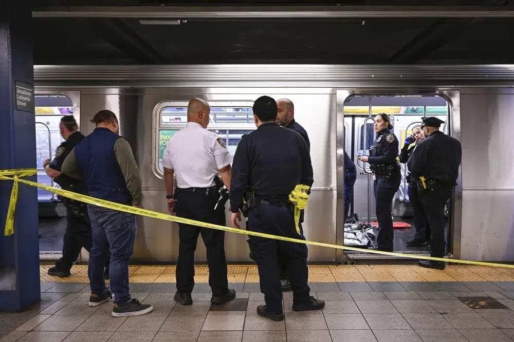 Policías de Nueva York trabajan en el lugar de un altercado en un tren del metro de Nueva York el lunes 1 de mayo de 2023