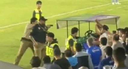 Guardia de seguridad amenaza con un arma a afición del Celaya en partido de Liga Expansión