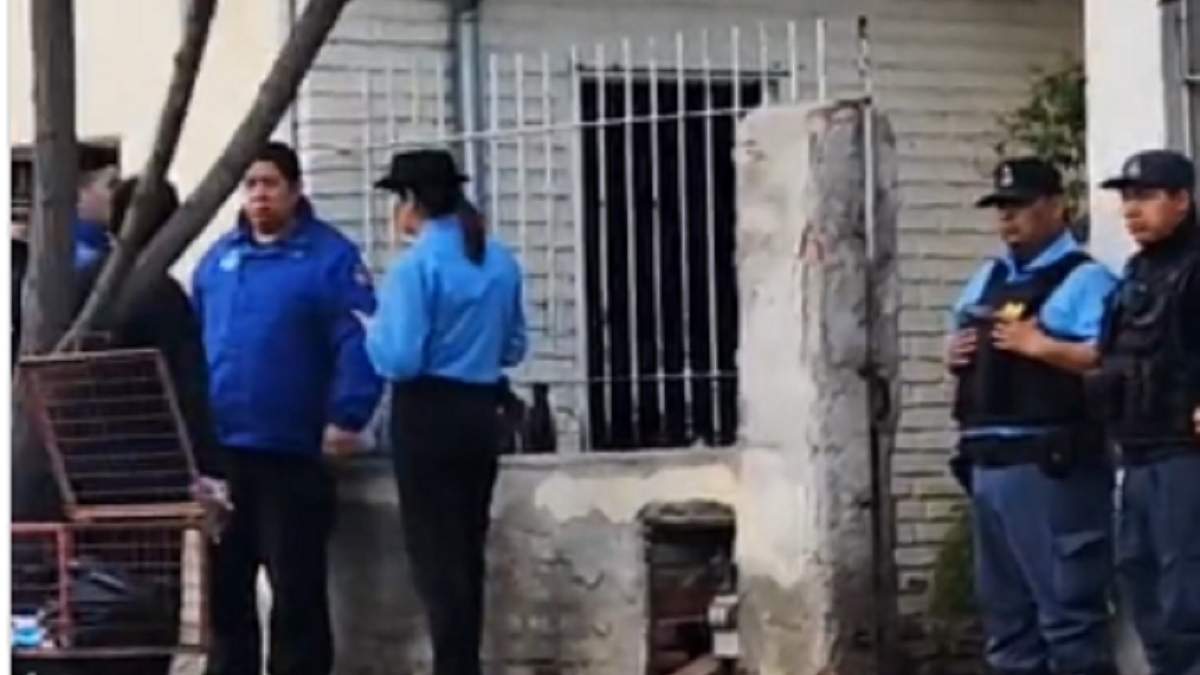 Policías en el lugar donde ocurrió el doble intento de femicidio. Fuente (Rigo Castaño)