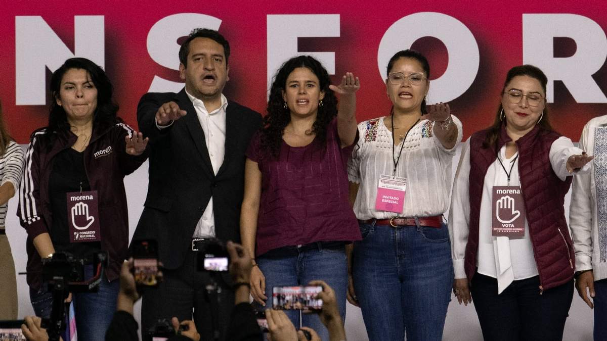 Andrés Manuel López Beltrán y Luisa María Alcalde en la toma de protesta