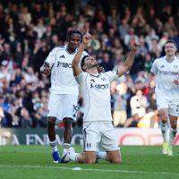 Raúl Jiménez rompió a llorar tras marcar su primer gol desde la muerte de su padre (Video)