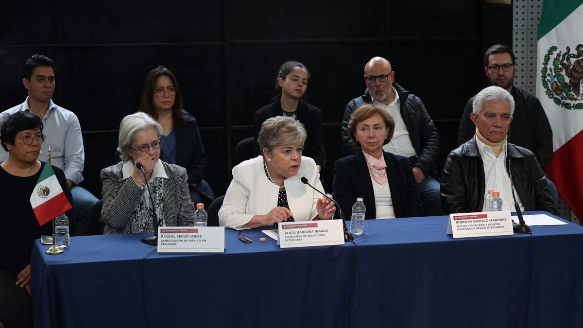 Conferencia de la canciller Alicia Bárcena junto a la delegación diplomática mexicana que llegó procedente de Ecuador
