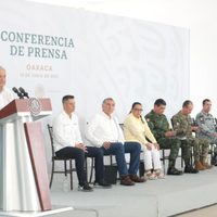 Internet gratuito en plazas públicas de todo el país con la compra de la empresa Altán, anuncia AMLO