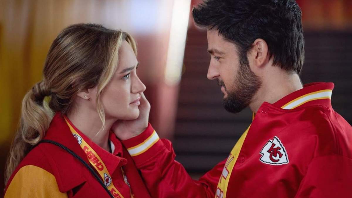 En esta imagen, publicada por Hallmark Media, aparecen Hunter King, izquierda, y Tyler Hynes en una escena de "Holiday Touchdown: A Chiefs Love Story