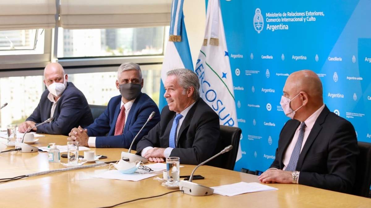 Felipe Solá junto a sus funcionarios. Fuente: (Twitter)