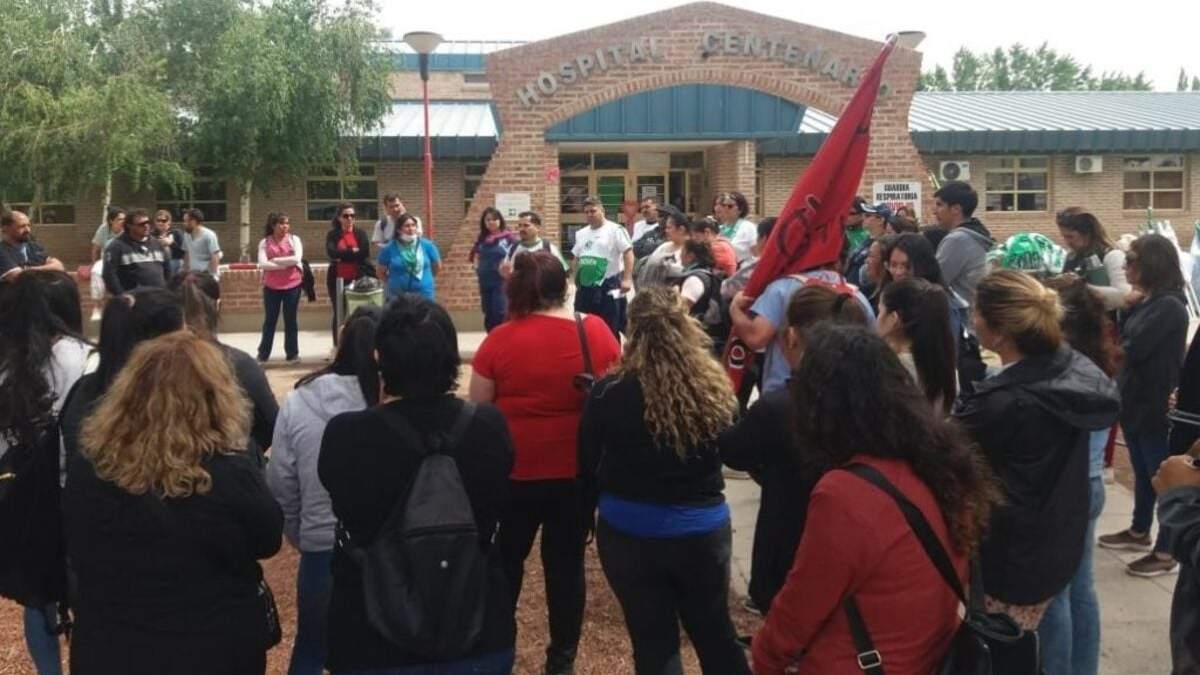 Trabajadores de Salud frente al Hospital Natalio Burd de Centenario. Fuente: (Facebook)