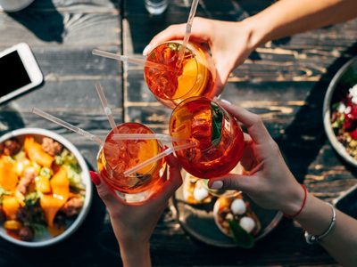 Los bares están cerrados pero ofrecen coctails con viandas