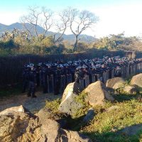Chocan normalistas y policías en Michoacán por bloqueos en vías férreas