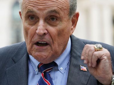 Mujer demanda a Rudy Giuliani; asegura que la coaccionó para tener sexo