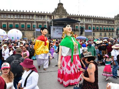 Sheinbaum llega al Zócalo capitalino y da la bienvenida a simpatizantes de AMLO (Videos)