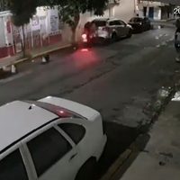 Captan en videos choque de motocicleta con camioneta en Iztapalapa; mueren dos