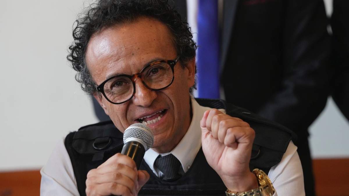 Christian Zurita porta un chaleco antibalas en la conferencia de prensa luego de ser nominado