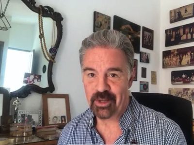 "Es un homenaje" así respondió Ari Telch a las críticas por la foto que publicó de Rebecca Jones
