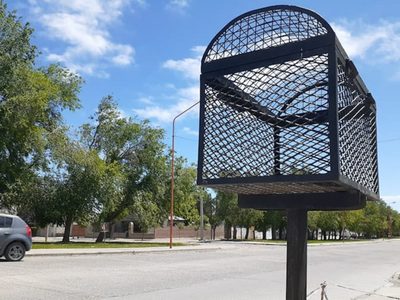 Controlan en Zapala la colocación de cestos de residuos en cada frente de vivienda