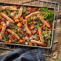 Salchichas de pollo y brócoli: la receta que te va a resolver la próxima juntada en casa