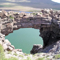 El mágico Puente de Piedra que enamora a los turistas en un lago paradisíaco de Neuquén: cómo llegar