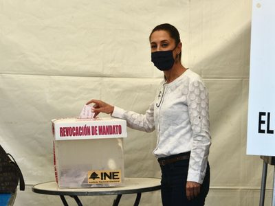 Sheinbaum emite voto en la consulta de revocación de mandato: "¡Que viva la democracia!"