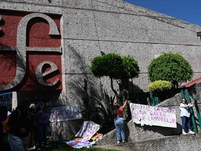 Poetas, narradoras, académicas y activistas exigen la destitución de Paco Ignacio Taibo del FCE