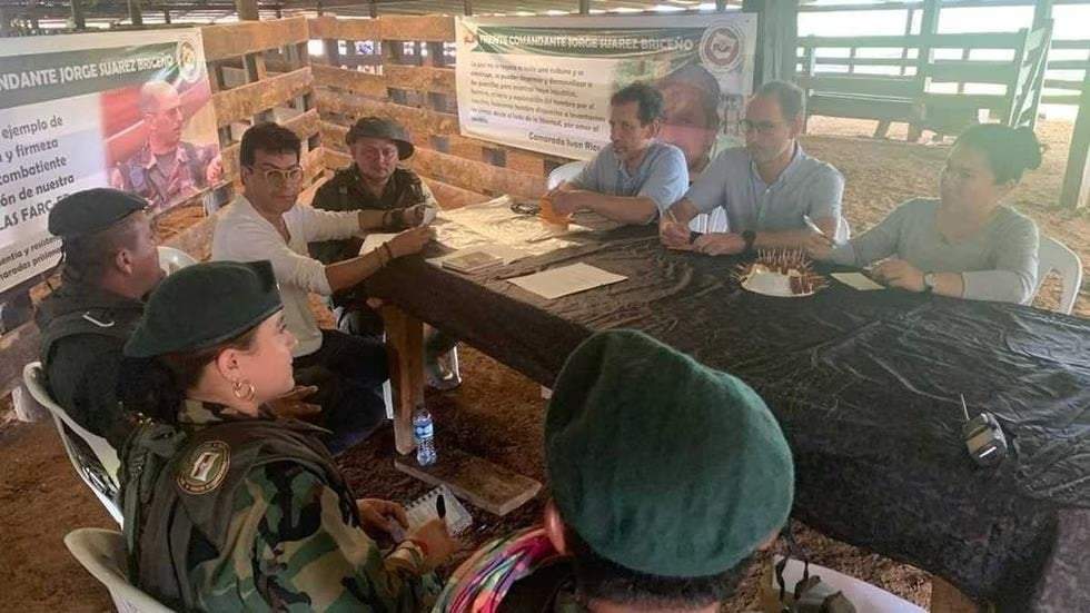 El comisionado de Paz, Danilo Rueda, reunido con miembros del Estado Mayor Central, una disidencia de las FARC