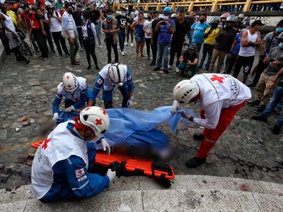 Linchan en Colombia a agente de la Fiscalía que mató a dos manifestantes