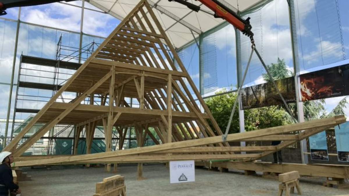 Carpinteros recurren a técnicas de la Edad Media para la reconstrucción del tejado de Notre Dame