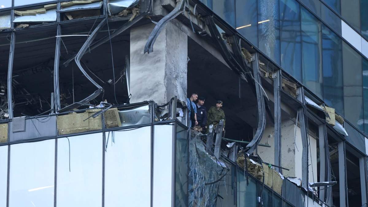 Investigadores examinan los daños causados a un rascacielos por un ataque con dron en el distrito financiero Ciudad de Moscú