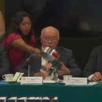 Diputada de Morena vacía olla con ratones al titular de la ASF: “Destape la cloaca” (Video)