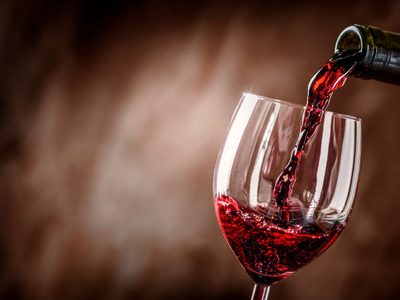 No tires la caja de vinos vacía: creá este portalibros re canchero y súper útil