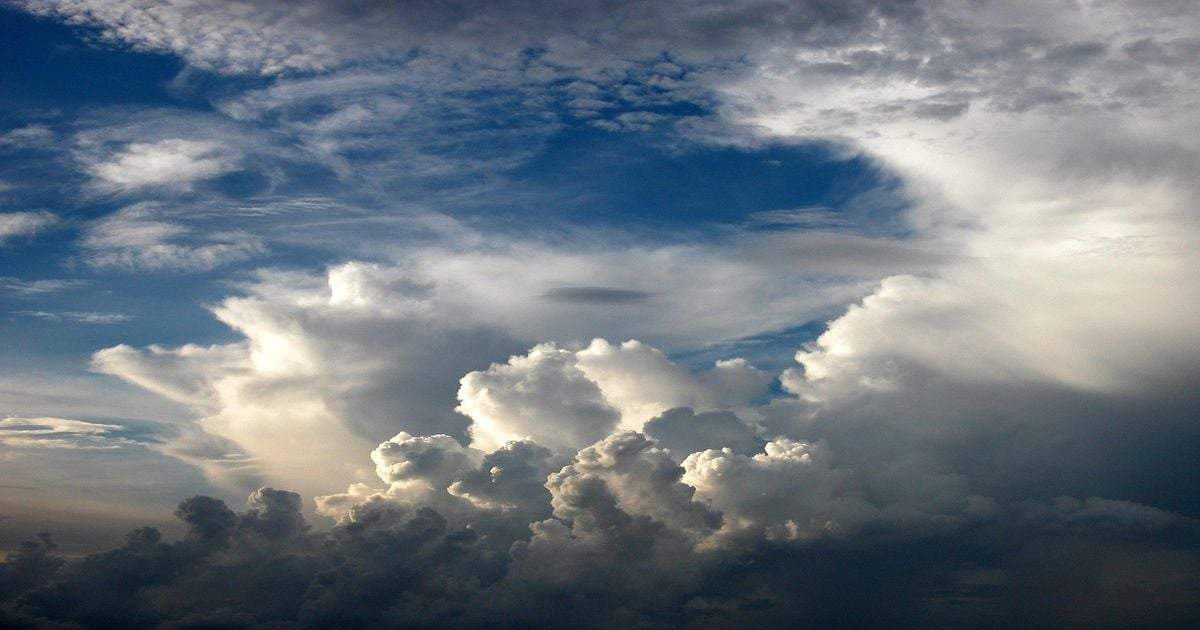 Vista urbana de Chimalhuacán en el Estado de México bajo un cielo con nubes dispersas durante una jornada cálida. La luz del sol ilumina las calles mientras los habitantes realizan sus actividades cotidianas disfrutando de un ambiente templado a caluroso, ideal para transitar con precaución ante la radiación.