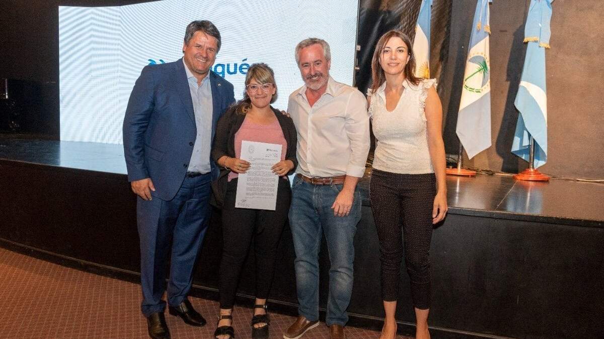 Mariano Gaido entregando el documento de pase a planta permanente. Fuente (Twitter).