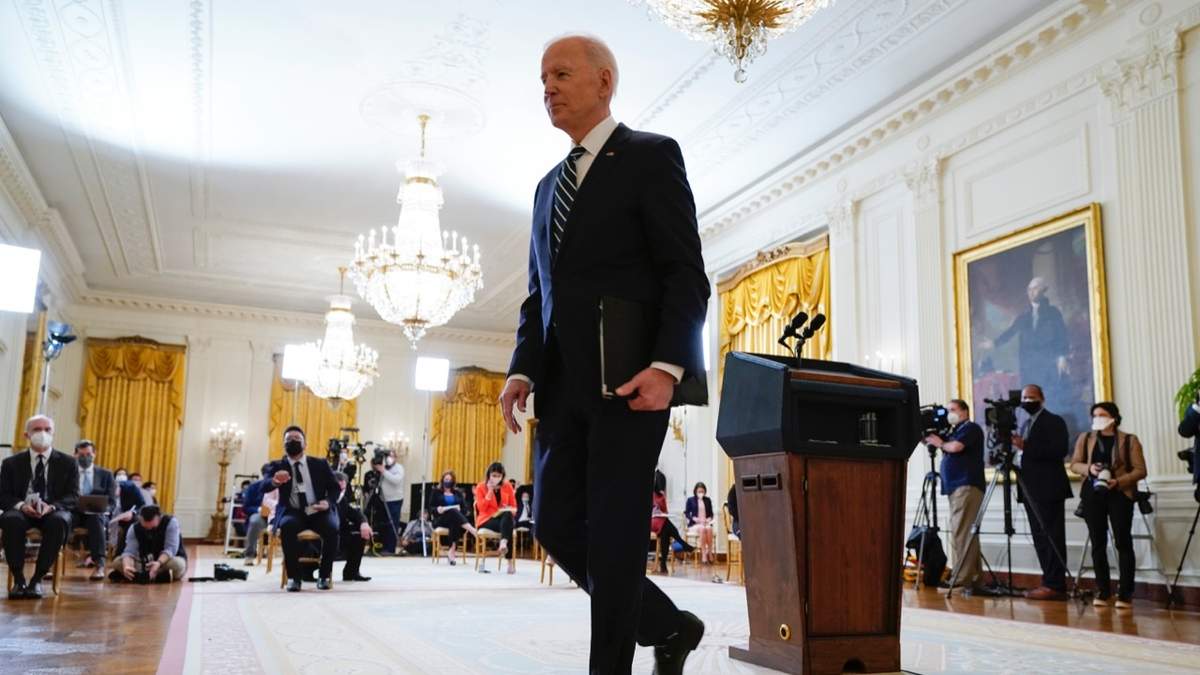 El presidente Joe Biden después de su conferencia de prensa en la Casa Blanca