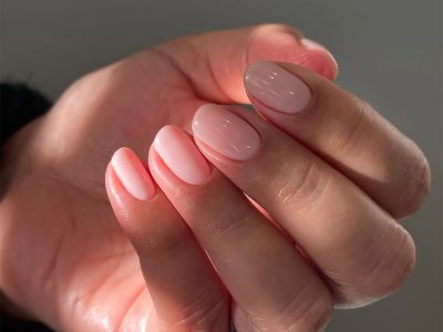Cortas, neutras y con brillo sutil: así es la manicura de lujo silencioso que llaman "uñas de princesa"