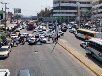 Bloqueos en Acapulco, por decomiso de drogas en la Costa Chica