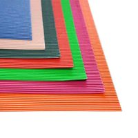 Si te sobró un poco de cartón corrugado, guardalo y creá esta lámpara súper chic para tu habitación