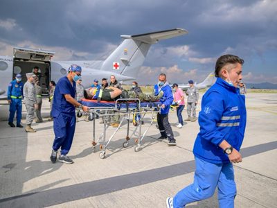 Suben a 69 los muertos por accidente de un avión militar en Colombia