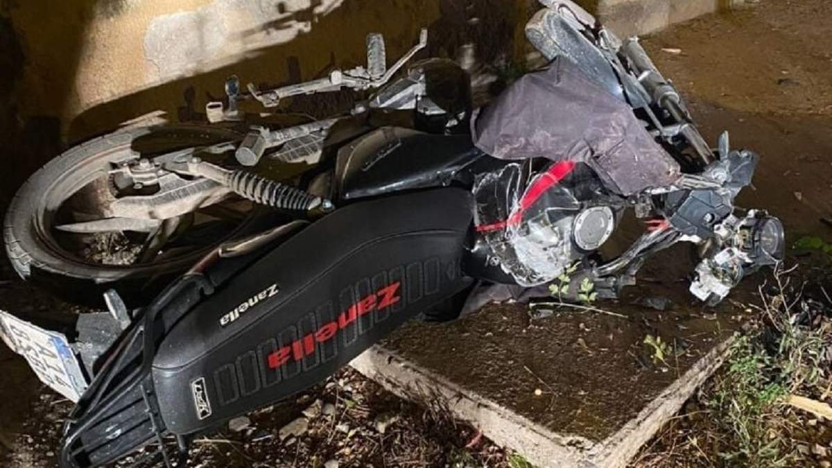 La moto que conducía el joven embestido el viernes. Fuente: (Centenario Digital)