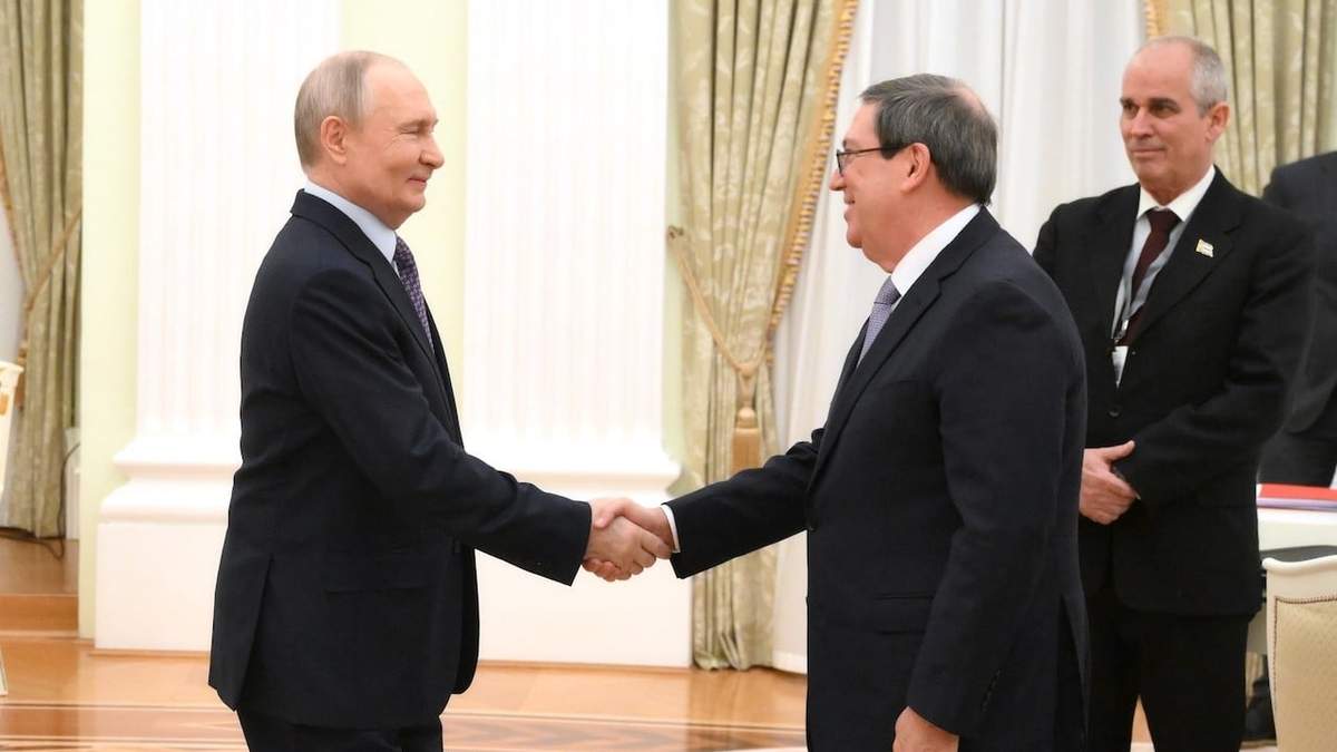 El presidente ruso, Vladimir Putin, recibe en Moscú al ministro de Exteriores de Cuba, Bruno Rodríguez