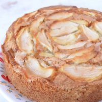 Torta matera de manzana y ciruela: increíblemente húmeda y lista en pocos minutos