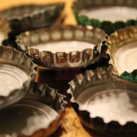 Si tenés un montón de tapas de gaseosas o cerveza, no las tires: hacé esta divina bandeja para tu casa