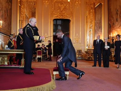 El exfutbolista David Beckham es nombrado caballero por el rey Carlos III